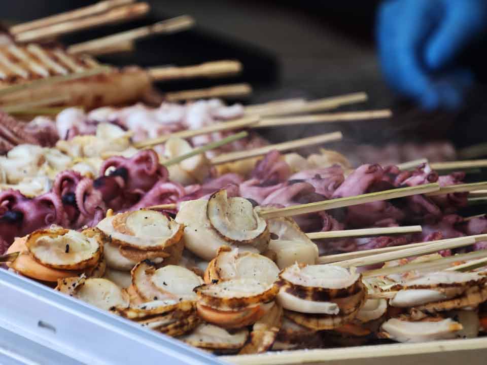 串に差したホタテ、タコ