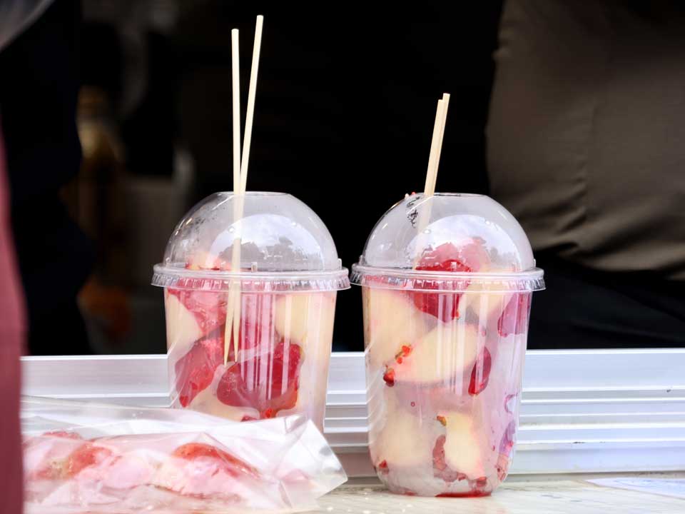 透明のカップにカットリンゴ