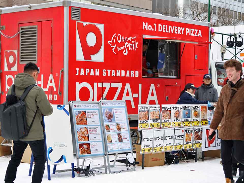 真っ赤なピザーラのトラック屋台