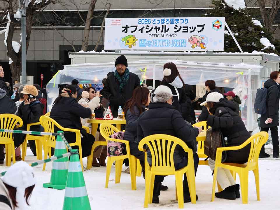 黄色いテーブルと椅子