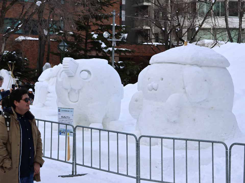 市民の広場：小雪像が沢山並んでいます