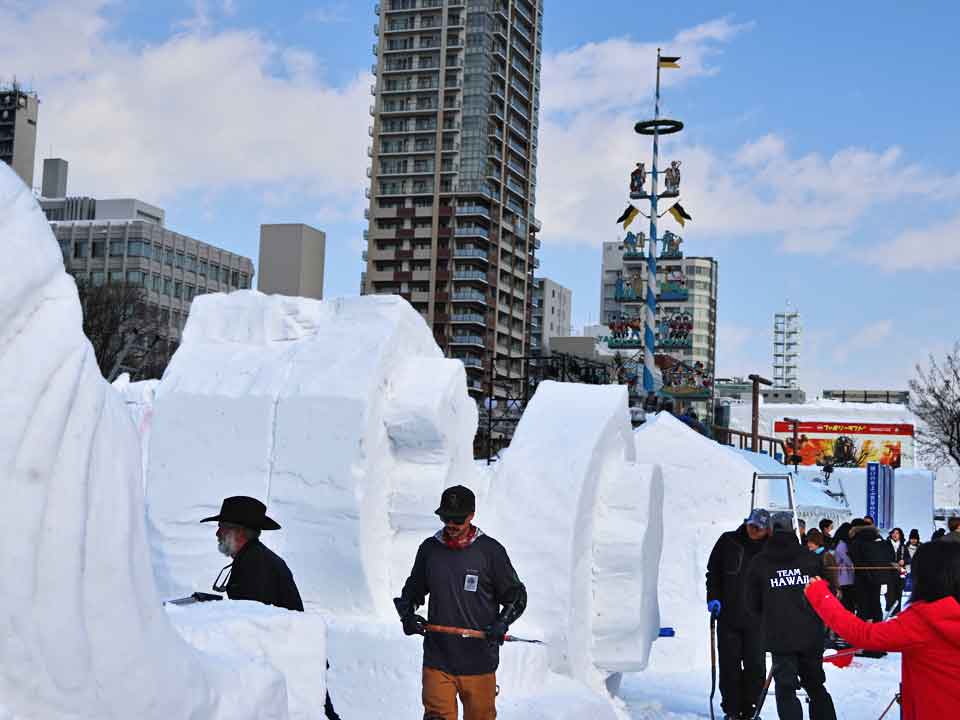 国際広場の雪像、制作風景