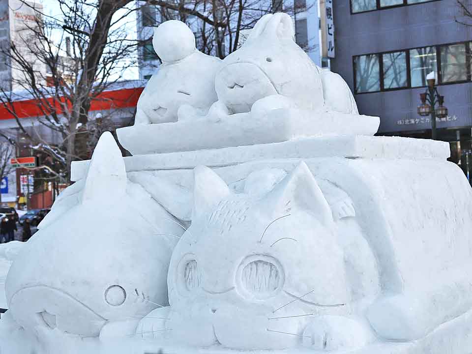 中雪像：夜は猫と一緒