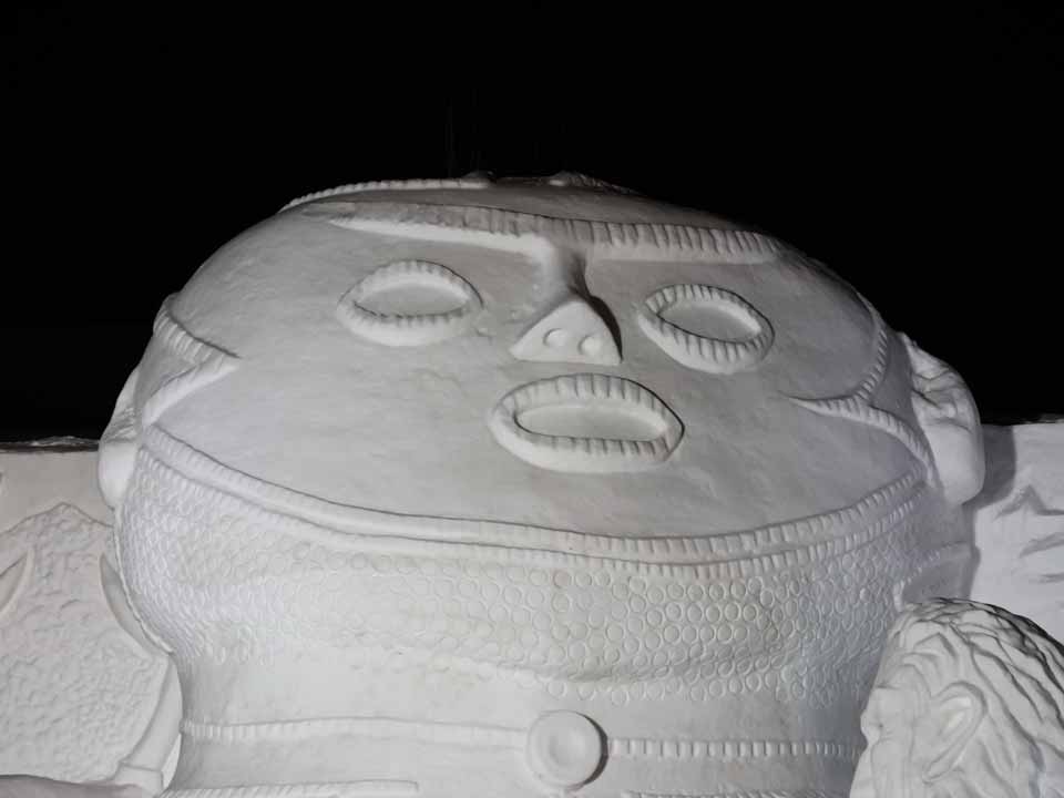 大雪像(夜)：縄文の土器ズーム