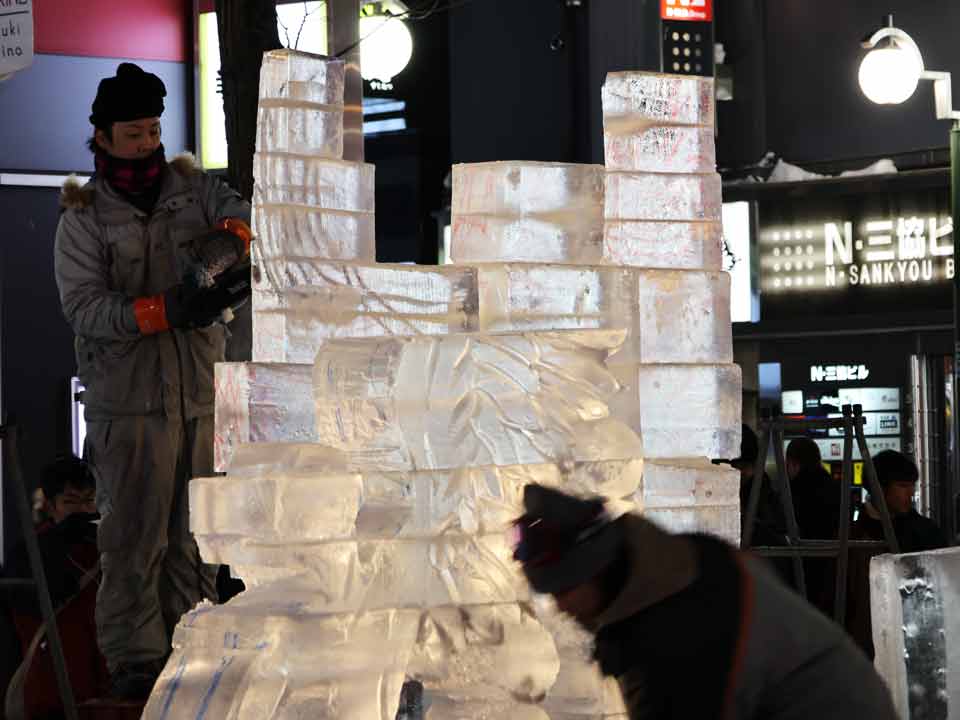 氷像制作風景：ブロックカット